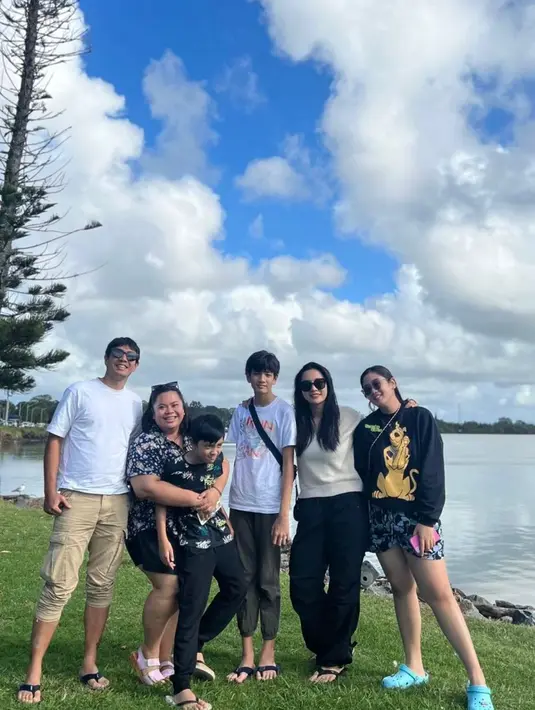 Hesti Purwadinata memilih liburan di New South Wales dengan outfit kasual yang santai dan nyaman. [Foto: IG/hestipurwadinata].