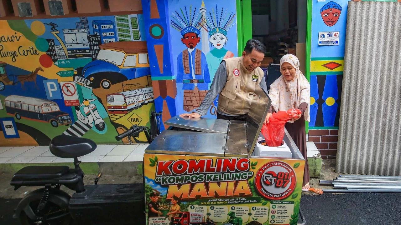 FOTO: Gerobak Listrik KomLing Permudah Pengelolaan Sampah Organik Warga