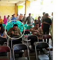 Gubernur DKI Jakarta Basuki Tjahaja Purnama memang sosok sederhana. DPRD-nya ogah makanan warung, tapi Ahok malah lahap santap sayur asem