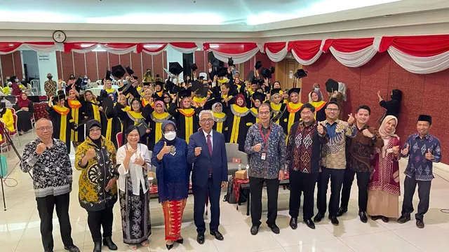 Para PMI wisudawan Universitas Terbuka Malaysia bersama jajaran KBRI Kuala Lumpur.