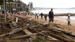 Warga melihat kondisi Pantai Utara Sydney yang rusak akibat badai (6/6/2016). Tiga orang dikabarkan tewas akibat cuaca buruk tersebut. (AFP Photo/William West)