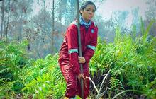 Mengenal Intan, perempuan cantik ikut padamkan api di Kalimantan