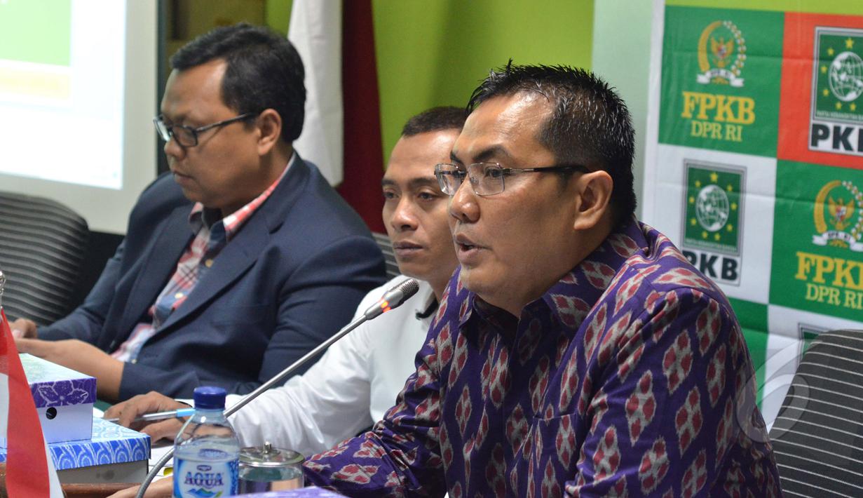 Ketua Fraksi PKB DPR RI, Helmy Faishal Zaini (kanan) saat menjadi narasumber pada diskusi "Meneguhkan Mandat Konstitusi: Tanah Untuk Rakyat" di Ruang Fraksi PKB, Senayan, Jakarta, Rabu (25/3/2015).(Liputan6.com/Andrian M Tunay)