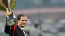 Pelatih AC Milan Massimiliano Allegri mengangkat trofi Serie A dalam selebrasi di San Siro, 14 Mei 2011. Milan merebut gelar scudetto untuk ke-18 kalinya. AFP PHOTO/GIUSEPPE CACACE