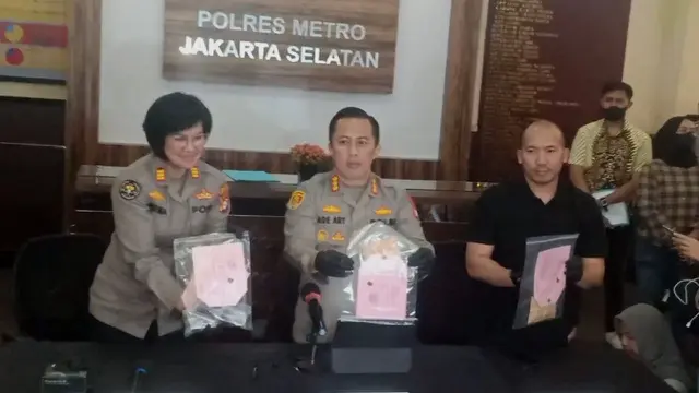 Polisi memperlihatkan barang bukti terkait kasus narkoba yang membeli Ammar Zoni. (Liputan6.com - M. Altaf Jauhar)