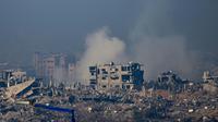 Foto yang diambil dari Israel Selatan dekat perbatasan dengan Jalur Gaza menunjukkan asap yang membubung dari gedung-gedung yang masih membara setelah dihantam serangan Israel dalam pertempuran antara Israel dan militan Hamas, pada 1 Desember 2023. (John MACDOUGALL/AFP)