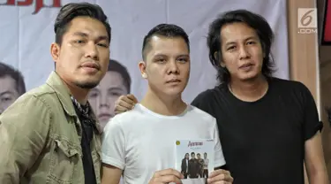 (kiri-kanan), Personil Band Armada Rizal Armada, Adit, dan Mai  saat meluncurkan album terbaru  'Dengerin Abang Spesial Edition' di kawasan Kemang, Jakarta, Rabu (15/8). (Liputan6.com/Faizal Fanani)