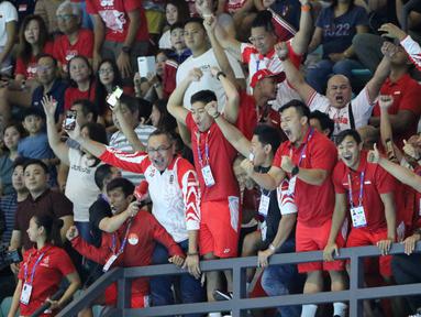 Tim polo air Indonesia merayakan keberhasilan meraih medali emas pada SEA Games 2019 di Aquatic Center, Clark, Jumat (29/11). Indonesia berhasil meraih emas perdana dari cabang polo air. (Bola.com/M Iqbal Ichsan)