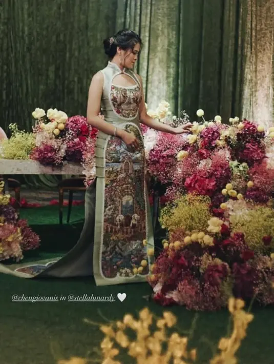 Di momen sangjit jelang menikah, calon mantu Hotman Paris Chen Giovani tampak menawan dibalut cheongsam nuansa hijau sage yang dihiasi gambar pemandangan karya Stella Lunardy. [Instagram].