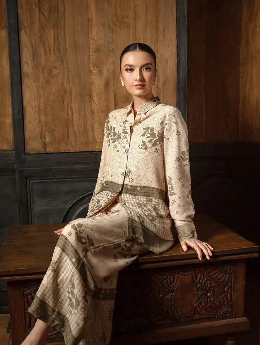 Bosan dengan warna bold? Bisa pilih set blouse dengan warna-warna earthy yang kalem dan elegan.  [@minimal_stores]