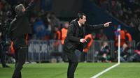 Pelatih Aston Villa asal Spanyol, Unai Emery (kanan), dan pelatih kepala Paris Saint-Germain asal Spanyol, Luis Enrique (kiri), memberi isyarat dari area teknis selama pertandingan leg pertama perempat final Liga Champions UEFA antara Paris Saint-Germain (Prancis) dan Aston Villa (Inggris) di stadion Parc des Princes di Paris, Kamis dini hari WIB (10-4-2025). (Bertrand GUAY/AFP)
