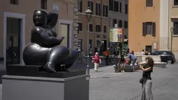 Putri mendiang seniman Kolombia Fernando Botero telah membantu mengubah jalanan dan alun-alun di ibu kota Italia menjadi museum terbuka untuk memamerkan delapan patung ikonik ayahnya. (AP Photo/Gregorio Borgia)