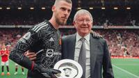 David De Gea menerima penghargaan atas 500 penampilan bersama Sir Alex Ferguson. (Dok. David De Gea)