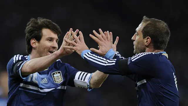 messi-zabaleta-131217b.jpg