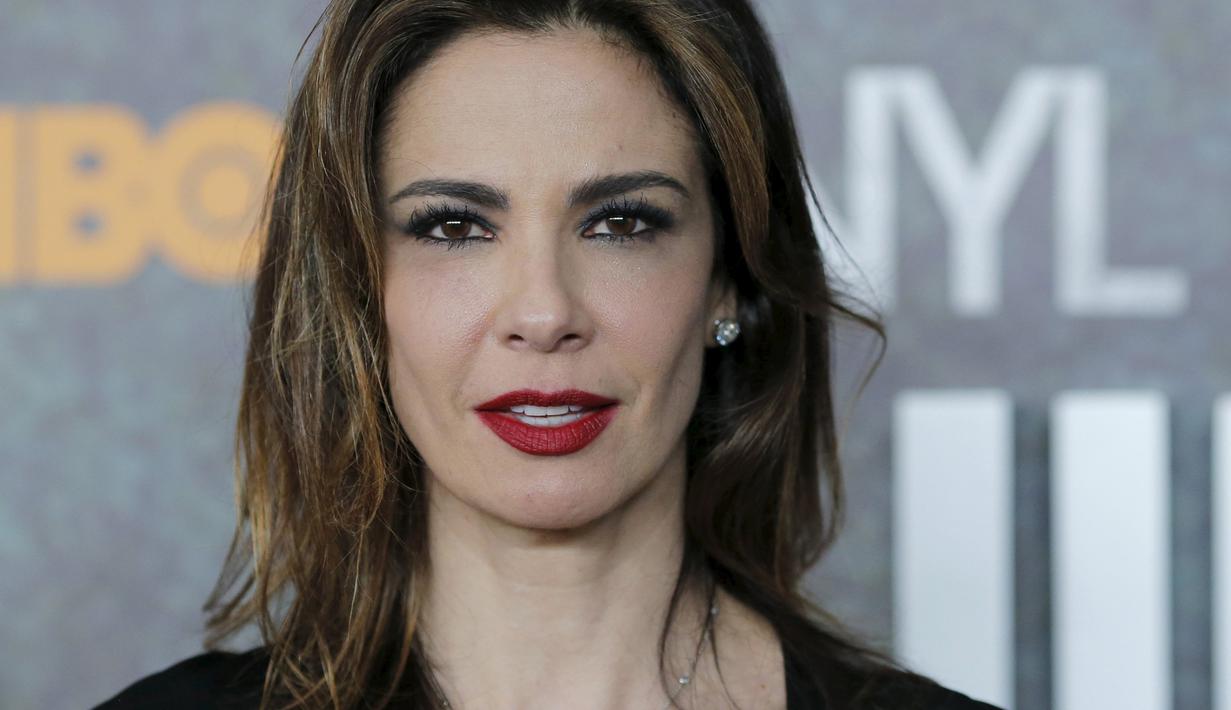 Mantan model Brasil Luciana Gimenez berpose saat mengahadiri New York Premiere ' Vinyl ', Amerika Serikat, Jumat  (15/1). Luciana Gimenez  merupakan model yang pernah mempunyai hubungan dengan bintang rok dunia Mick Jagger. (REUTERS / Eduardo Munoz)