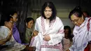Aksi itu dilakukan sebagai bentuk protes terhadap kekejaman tentara yang menembak mati 10 orang di sebuah halte bus dekat kediamannya di Manipur, India. (AFP PHOTO/STR)