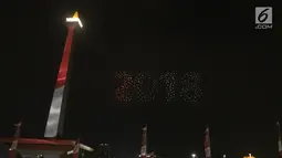 300 Drone membuat formasi bentuk angka 2018 saat acara hitung mundur Asian Games 2018 di Monas, Jakarta, Jumat (18/8). Acara ini menandai setahun Jakarta-Palembang sebelum menjadi tuan rumah Asian Games ke-18 itu. (Liputan6.com/Herman Zakharia)