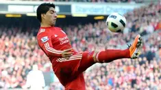 Aksi striker Liverpool Luis Suarez ketika The Reds mengalahkan Manchester United 3-1 dalam lanjutan Liga Premier di Anfield, 6 Maret 2011. AFP PHOTO/PAUL ELLIS
