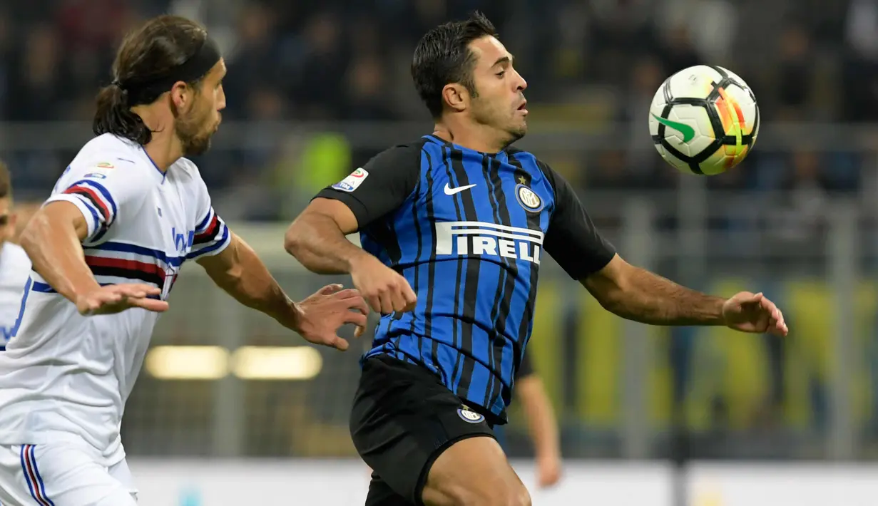 Penyerang Inter Milan, Eder berusaha membawa bola dari kawalan bek Sampdoria, Matias Silvestre saat bertanding  pada lanjutan Liga Serie A Italia di San Siro, Milan (24/10). Inter menang atas Sampdoria 3-0. (AFP Photo/Miguel Medina)