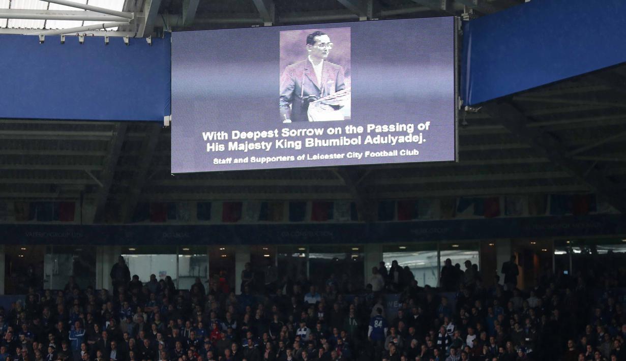Fans dan pemain Leicester City memberikan penghormatan dengan hening sejenak untuk mendiang Raja Thailand, Bhumibol Adulyadej di King Power Stadium, Sabtu (22/10/2016).  (Reuters/Eddie Keogh)