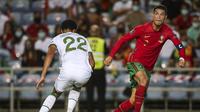 Cristiano Ronaldo saat membela Timnas Portugal dalam laga kualifikasi Piala Dunia 2022 zona Eropa menghadapi Republik Irlandia, Kamis (2/9/2021) dini hari WIB. Cristiano Ronaldo mencetak dua gol dan membawa Portugal menang 2-1. (CARLOS COSTA / AFP)