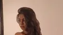 Penampilan Suhana Khan tidak hanya memukau dari segi busana, tetapi juga menunjukkan keberanian dalam mengeksplorasi tren kecantikan. Putri kedua Shahrukh Khan sengaja mengenakan  yang berwarna merah ceri. (Liputan6.com/IG/@mohitrai)