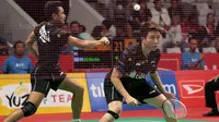 Tontowi Ahmad (kiri) mengembalikan kok ke pasangan Taiwan, Lee Yang dan Hsu Ya Ching pada babak kedua Daihatsu Indonesia Master 2018 di Istora Senayan, Kamis (25/1/2018). Tontowii/Liliyana menang 21-12, 21-10. (Bola.com/Nick Hanoatubun)