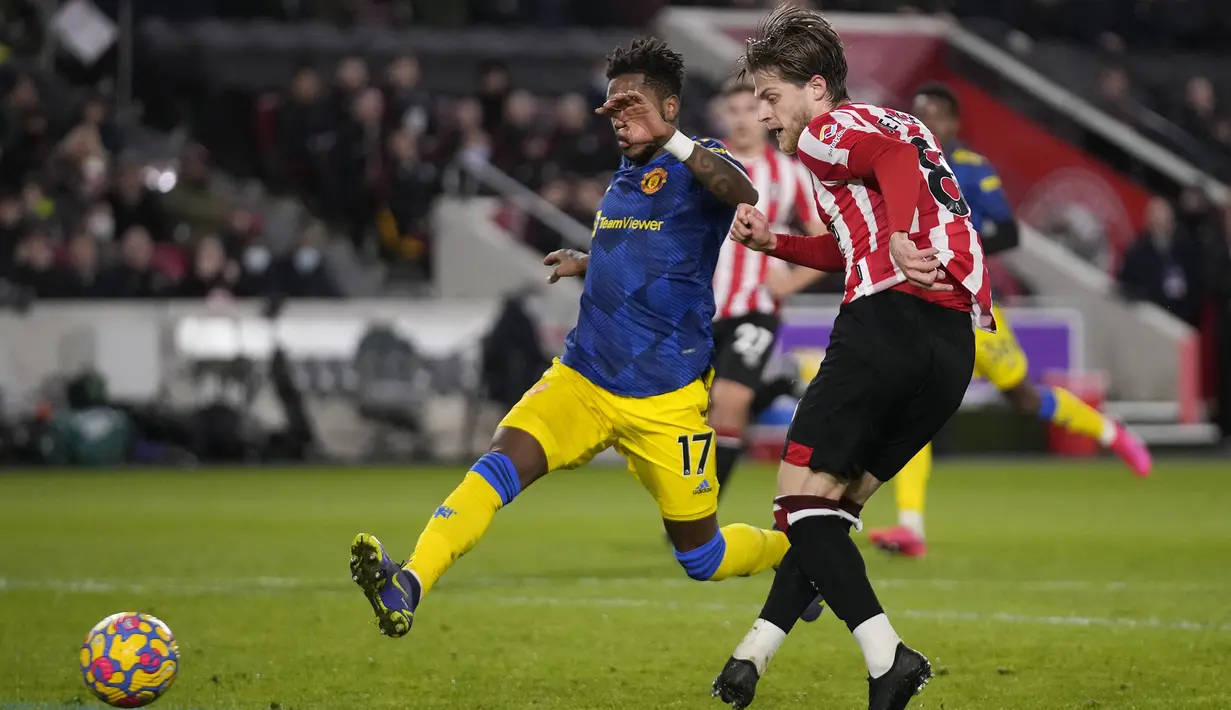 Pada menit ke-32 lagi-lagi Brentford memperoleh peluang. Kali ini kembali Mathias Jensen yang masih gagal menjebol gawang David De Gea. Tembakannya usai menerima umpan Ivan Toney masih bisa dihalau kiper asal Spanyol tersebut. (AP/Matt Dunham)