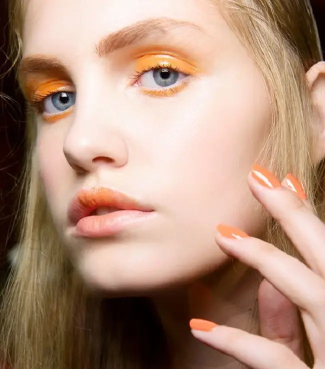 Coba Neon Makeup untuk Bikin Riasan Wajah Terlihat Lebih Fun (Foto: www.byrdie.com)
