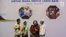 Ria Enes dan Boneka Suzan sedang menghibur anak-anak pada  peringatan malam Nuzulul Quran di kantor PGN,  Jakarta Pusat (16/6). PGN memberikan santunan kepada 11.860 anak yatim piatu dan dhuafa yang berasal dari 593 yayasan. (Liputan6.com)