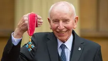 Legenda balap asal Inggris, John Surtees, meninggal dunia di Rumah Sakit St George, London, Inggris, Jumat (10/3/2017). (Bola.com/Twitter/BBCSport)