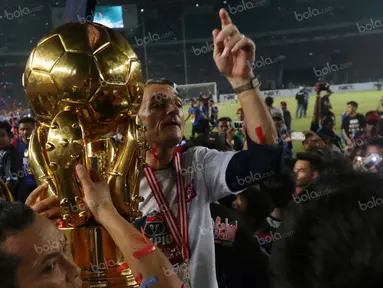 Pelatih Arema Cronus, Milomir Seslija, mengangkat trofi Torabika Bhayangkara Cup 2016 di SUGBK, Jakarta, Minggu (3/4/2016). (Bola.com/Nicklas Hanoatubun)