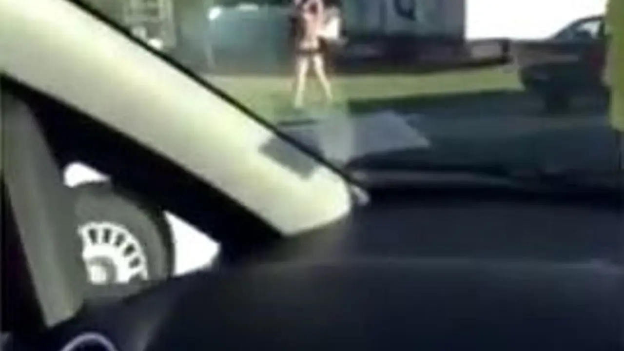 [Bintang] Hampir Telanjang, Pria Ini Olahraga di Pinggir Jalan, Waras?