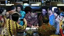 Ketua DPD RI Irman Gusman (kedua kiri) saat menandatangani Tata Tertib DPD RI sesuai dengan keputusan Sidang Paripurna tanggal 15 Januari 2016 saat Rapat Paripurna DPD di Kompleks Parlemen, Jakarta (29/4). (Liputan6.com/Johan Tallo)  