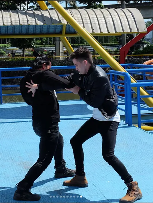 Sinetron ini mengangkat kisah Boy yang diperankan Stefan William dengan perguruan bella diri bernama Macan Hitam. (Instagram/celine_evangelista)