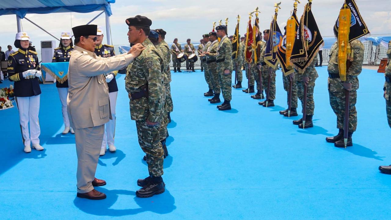 FOTO: Di Atas Kapal Perang, Presiden Prabowo Beri Penghargaan Tertinggi kepada Prajurit TNI