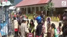 Panik diguncang gempa beberapa kali dalam sehari hingga menyebabkan gedung sekolah dan sejumlah bagunan lainnya retak, orang tua siswa di Mamasa, Sulawesi Barat yang khawatir akan keselamatan anaknya memiilih menjemput langsung ke sekolah.
