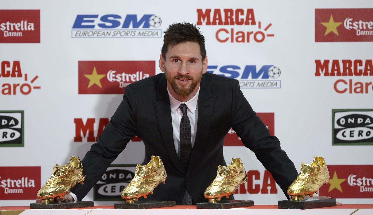 Lionel Messi melakukan sesi foto usai menerima penghargaan sepatu emas sebagai top scorer Eropa  di Antigua Fabrica Estrella Damm, Barcelona, (24/11/2017). (AFP/Josep Lago)