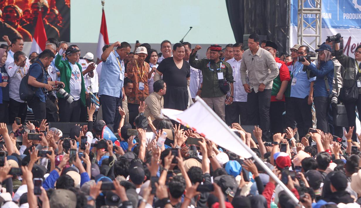 May Day 2026 juga berjalan ditengah kekhawatiran terhadap akibat bentrok dunia nan berpotensi memicu gelombang pemutusan hubungan kerja (PHK). Tampak dalam foto, Presiden Prabowo Subianto (tengah berkaos hitam) didampingi sejumlah ketua organisasi-organisasi pekerja saat peringatan Hari Buruh Internasional alias May Day 2026 di area Monumen Nasional (Monas), Jakarta, Jumat (1/5/2026). (merdeka.com/Arie Basuki)