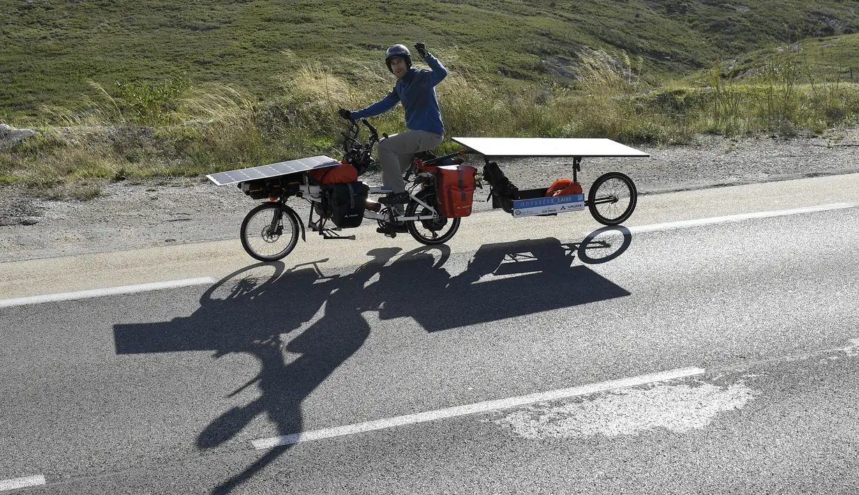 Jerome Zindy mengendarai sepeda listriknya yang bertenaga panel surya di jalan dekat Cassis, Prancis selatan, pada 23 Oktober 2020. Zindy memulai 'Tour de France' pada 25 Oktober untuk mempromosikan perjalanan dengan transportasi tanpa emisi. (Photo by NICOLAS TUCAT / AFP)