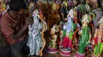 Seorang seniman India mewarnai patung dewa Hindu Rama di sebuah lokakarya di Hyderabad, India (15/3). Para seniman ini membuat patung dewa menjelang festival Rama Navami. (AFP/Noah Seelam)