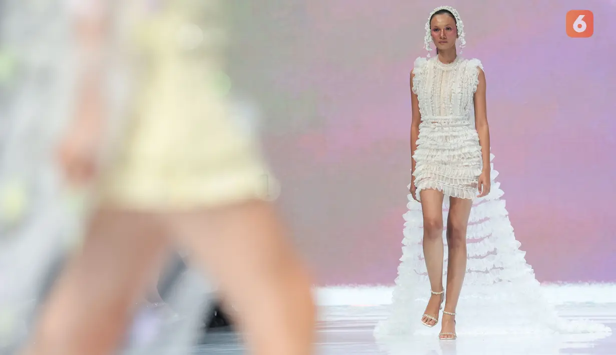 Sejumlah model memperagakan koleksi busana bernuansa serba putih karya Studio Vian dalam Jakarta Fashion Week 2027 di City Hall, Pondok Indah Mall 3, Jakarta Selatan, Kamis (29/10/2026). Pilihan warna putih menghadirkan kesan elegan, modern, dan berkelas melalui perpaduan siluet serta detail rancangan. (KLY/Budy Santoso)