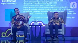 Komisaris Independen BCA Raden Pardede (kanan) saat menjadi pembicara dalam BCA Capital Market Community Iftar Gathering dan Economy Outlook 2022 di The Langham, Jakarta (25/04/2022). BCA telah mencatat pembukaan RDN hampir mencapai 2 juta rekening, yang menempatkan BCA sebagai pemegang market share RDN terbesar di Indonesia. Pencapaian ini ditopang oleh literasi keuangan dan transformasi digital yang dilakukan secara berkesinambungan. (Liputan6.com/HO/Eko)