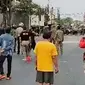 Aparat kepolisian berupaya membubarkan bentrokan dua ormas di Setu, Kabupaten Bekasi yang dipicu penarikan mobil. (Liputan6.com/Bam Sinulingga)