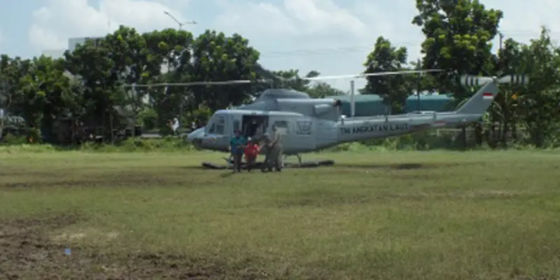 Rindu tak tertahan, anggota TNI AU ini mendaratkan helikopter yang dikendarainya di lapangan desa tempat ibunya tinggal. Warga heboh.