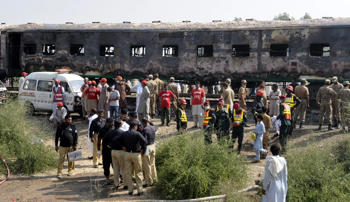 Tentara Pakistan memeriksa kereta yang hangus akibat terbakar di Liaquatpur, Pakistan (31/10/2019). Kebakaran besar melanda tiga gerbong kereta yang bepergian di provinsi Punjab timur negara itu. (AP Photo/Siddique Baluch)