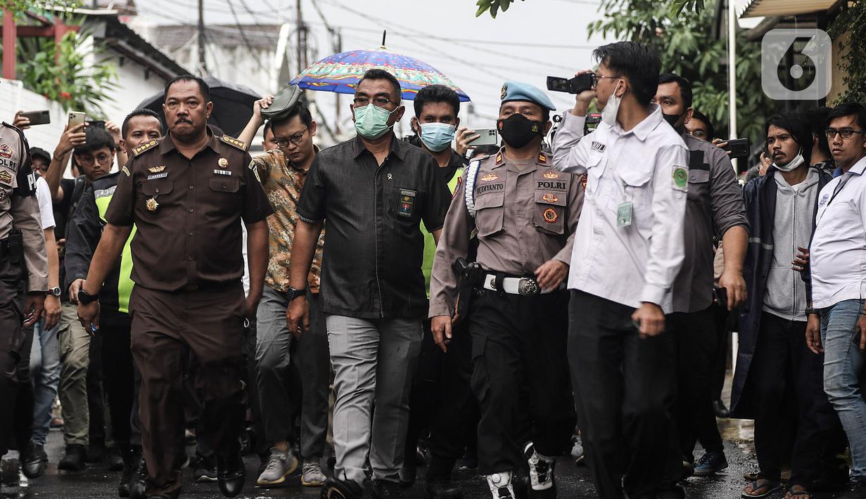 Perwakilan Pengadilan Negeri Jakarta Selatan dan Jaksa Penuntut Umum meninjau Tempat Kejadian Perkara (TKP) kasus dugaan pembunuhan berencana Brigadir Nofriansyah Yosua Hutabarat alias Brigadir J di Kompleks Perumahan Polri Duren Tiga, Rabu (4/1/2023). Mereka datang bersama lima penasihat hukum terdakwa, menyambangi kediaman pribadi Ferdy Sambo dan Putri Candrawathi dan rumah dinas mantan Kadiv Propam Polri. (Liputan6.com/Johan Tallo)