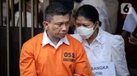 Irjen Ferdy Sambo bersama istrinya, Putri Candrawathi, saat rekonstruksi pembunuhan berencana terhadap Nofriansyah Yosua Hutabarat atau Brigadir J di rumah dinas Duren Tiga, Jakarta, Selasa (30/8/2022). (Liputan6.com/Faizal Fanani)