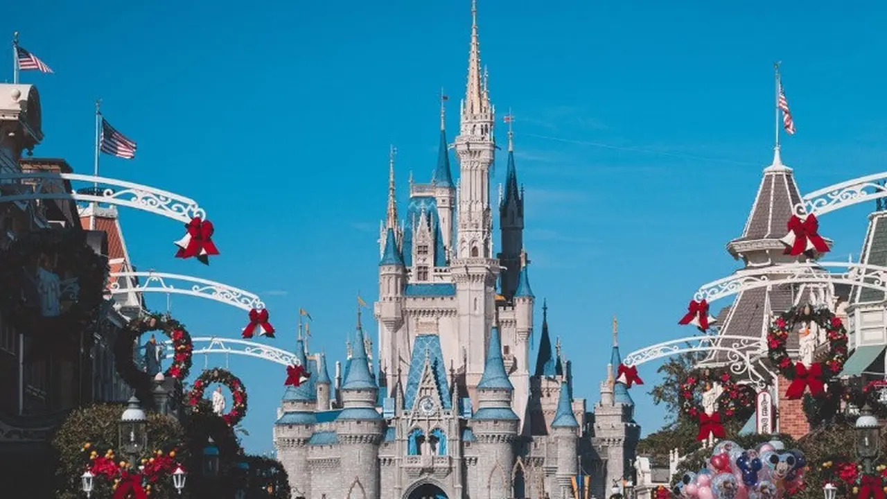 Omicron Belum Reda di AS, Disneyland Cabut Kewajiban Pakai Masker per 17 Februari 2022