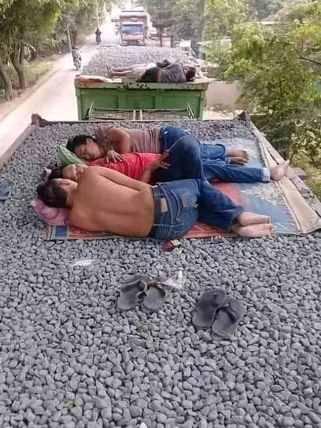6 Potret Orang Tidur di Tempat Bebahaya Ini Bikin Merinding